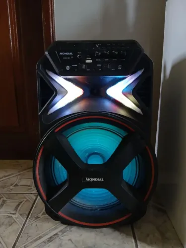 Caixa de som mundial semi nova toda original