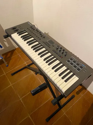 Controlador MIDI Nektar Impact LX49+ com Pedal Sustain e Suporte Regulável