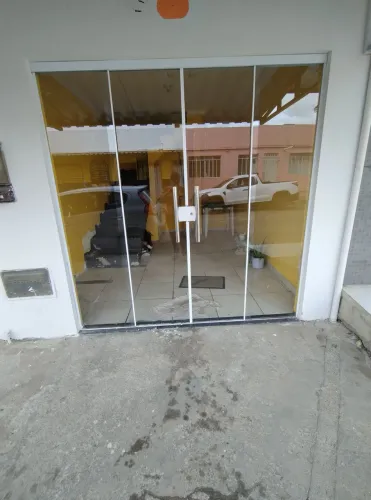 Vendo uma porta de vidro
