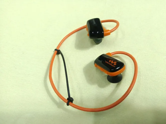 Fone MP3 Sony Walkman NWZ-W273S 4GB Laranja (Apenas o Fone / Sem Carregador)