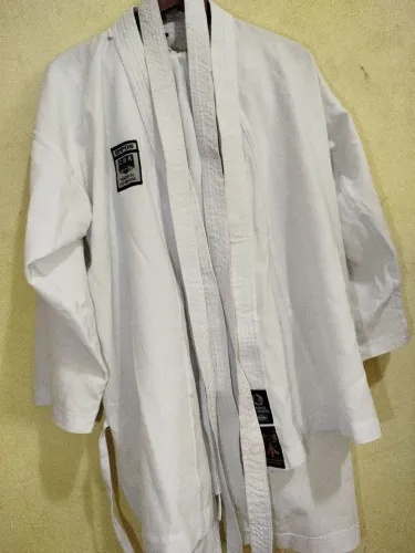 Vendo kimono M3 155 reais semi novo super branquinho 