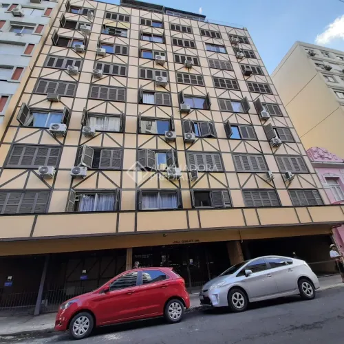 COBERTURA TRIPLEX DE 2 DORMITÓRIOS NA CIDADE BAIXA, COM CHURRASQUEIRA.
