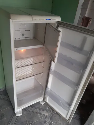 Vendo geladeira Eletrolux ótima