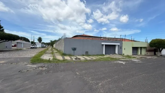 Casa de Esquina no Bairro Morada do Sol Localização estratégica 3 quartos Zona Leste