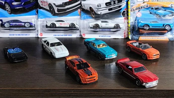 12 Miniaturas Ford Mustang Hot Wheels e Maisto - Shelby GT500, Boss Mustang, Dark Horse