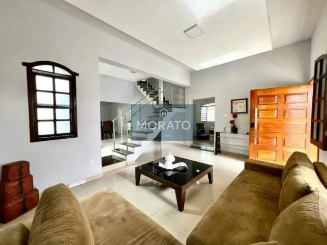 Casa com 4 quartos sendo 2 suítes com 5 vagas de garagem no Bairro Santa Amélia.