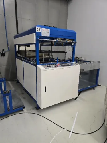 TERMOFORMADORA AUTOMÁTICA COM BRAÇO ROBÓTICO