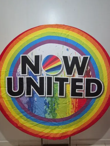Painel Now United Redondo em Tecido 1.5x1.5m