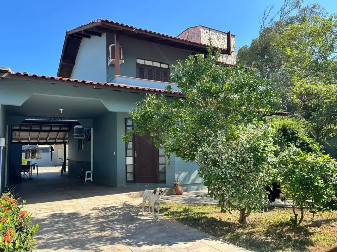 Casa de condomínio para venda tem 250 metros quadrados com 6 quartos