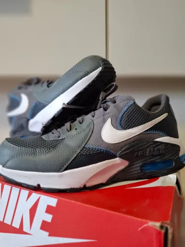 Tenis Nike Air Max Excee Limited Edition.