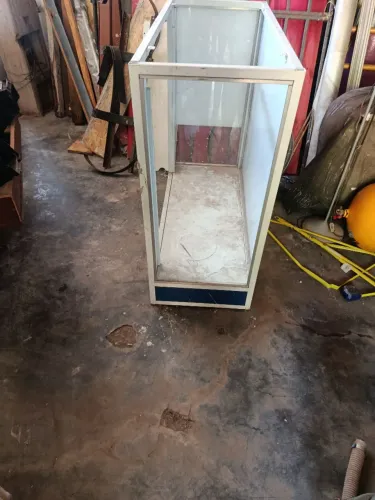 Balcão pequeno de ferro e vidro