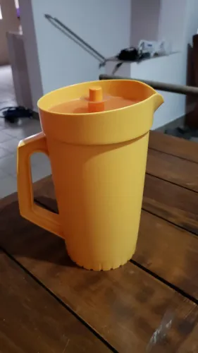 2 garrafas tuperware 2l