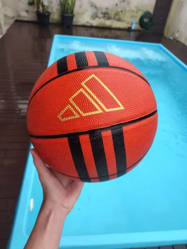 Bola de BASQUETE ADIDAS.