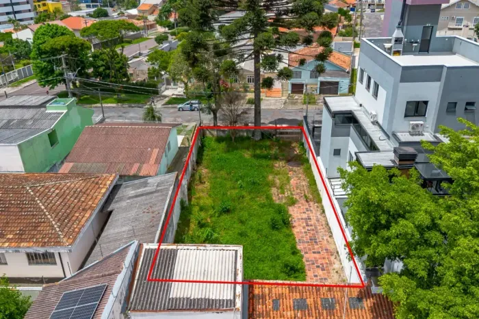 Terreno de frente para rua para venda com 360 metros quadrados em Capão da Imbuia - Curiti