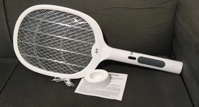 Raquete Elétrica Recarregável Mata Pernilongos Mosquitos e Atrai com Iluminação UV - NOVA