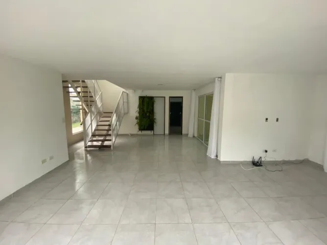 Alugo casa em aldeia 