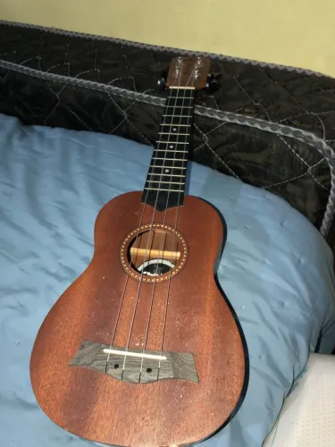 Vende-se ukulele seminovo