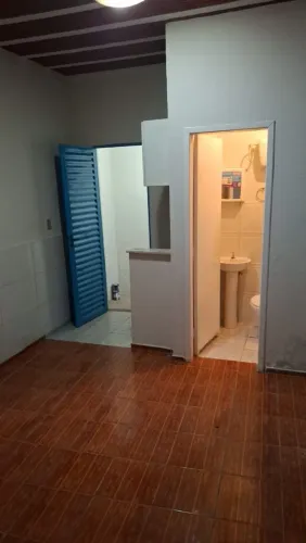 Apto tipo kitnet com quarto, cozinha, banheiro com box, pequena área de tanque