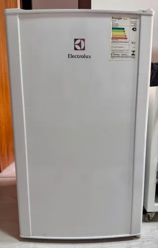 Frigobar Electrolux 121L Branco 220V (Modelo RE122) - Excelente estado