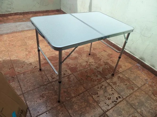Mesa maleta dobrável, zera, usada apenas 3 vezes.