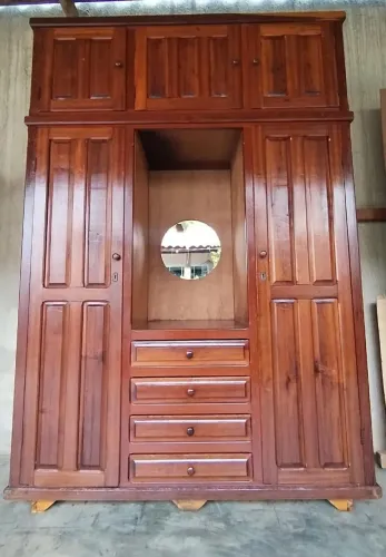 Guarda roupa de Madeira 