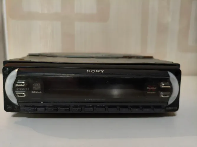 Som Sony Xplod CDX-F5507X no estado para peças ou restauro.