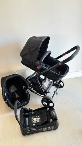Carrinho de Bebê com Cadeirinha