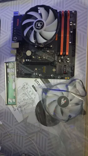 Kit PC Ryzen 5 2400G + Husky B450 + Bluecase 600W + Mancer Air Cooler RGB + Fan