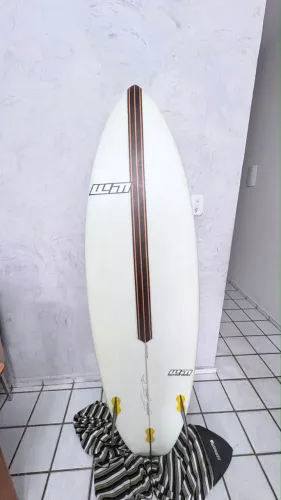 Prancha de surf super nova, usada pouquíssimas vezes da WM com fibra de carbono