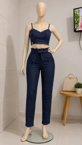 Conjunto em jeans azul-marinho com risca de giz