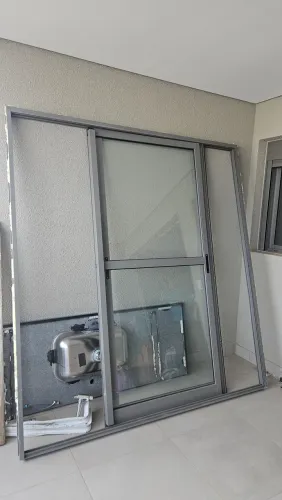 Porta sacada alumínio + vidro, duas folhas, 2,00x2,15m