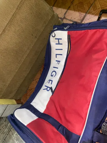 Vende-se mala original da tommy com preço de desapego!