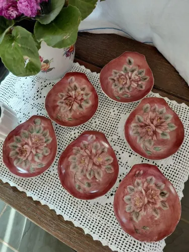 Conjunto de petisqueiras em porcelana Schmidt, pintadas à mão. Peças vintage.