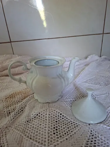 Lindo bule antigo de porcelana