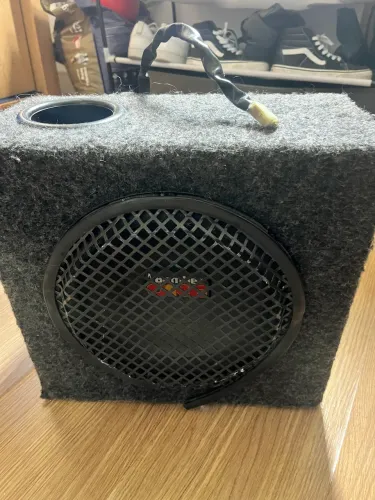caixa selada contendo um subwoofer automotivo bomber one