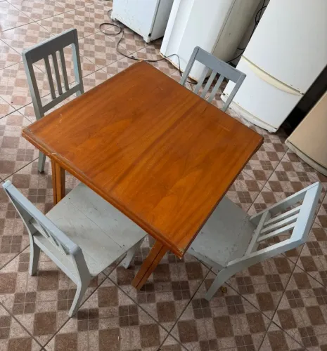 Mesa Com 4 Cadeiras Usada !!