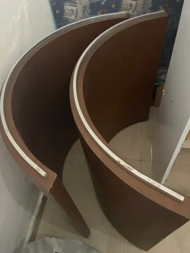 Pé de mesa em lua de madeira
