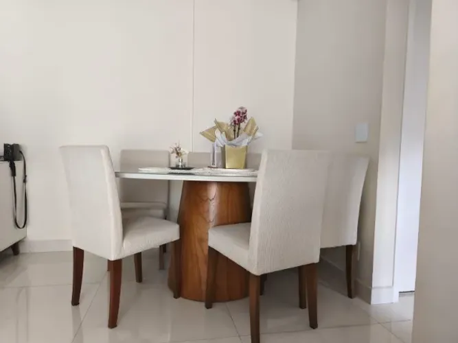 Mesa de jantar redonda e 6 cadeiras