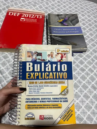 Conjunto de livros de medicamentos 