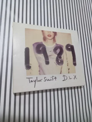 CD Taylor Swift 1989 Deluxe com polaroids