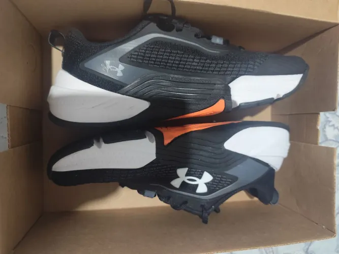 Tênis Under Armour - formato pequeno - 37