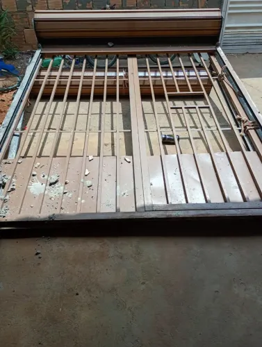 Porta de enrolar manual com grade proteção