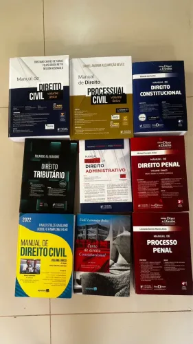 Vendo livros de direito em perfeito estado