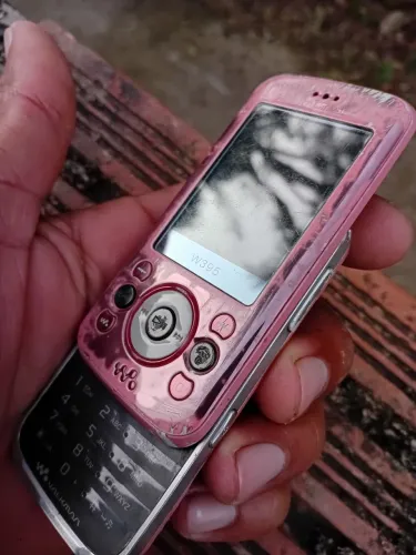 Celular antigo faltando tampa e bateria pra peças ou conserto no estado das fotos