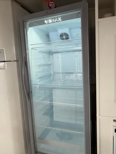 ?Refrigerador Expositor Vertical para Bebidas Venax Branco