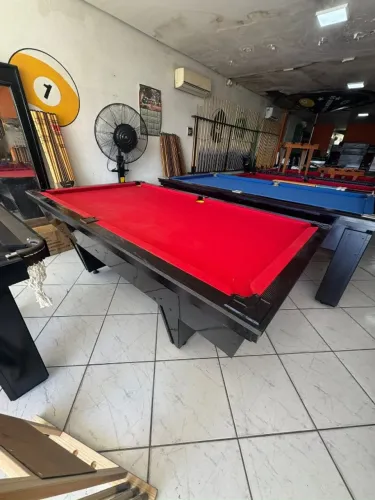 Mesa de sinuca usada com fichas