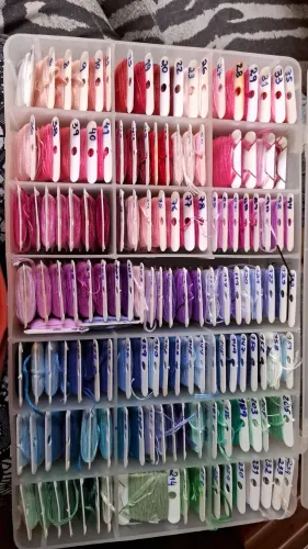 Kit com mais de 300 cores de linhas para bordado em ponto cruz. Acompanha dois estojos.