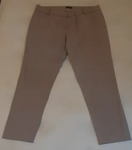 Calça Feminina fahion da etiqueta Cahelon cor Caqui Tamanho G.