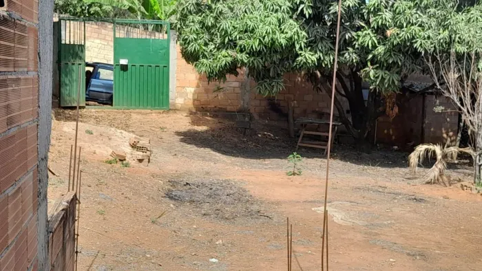 Estrutura da casa no ponto de laje, com Barracão atrás