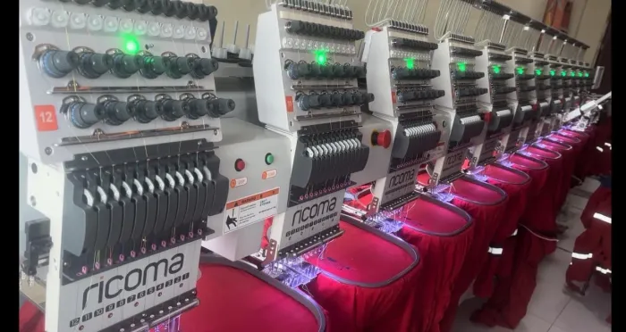 Máquina de bordar industrial